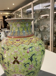 Un vase en porcelaine de Chine famille rose &agrave; fond de couleur vert lime, marque de Qianlong, 19/20&egrave;me